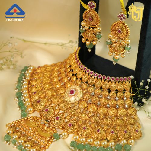 NAYRAA Signature Gold Set